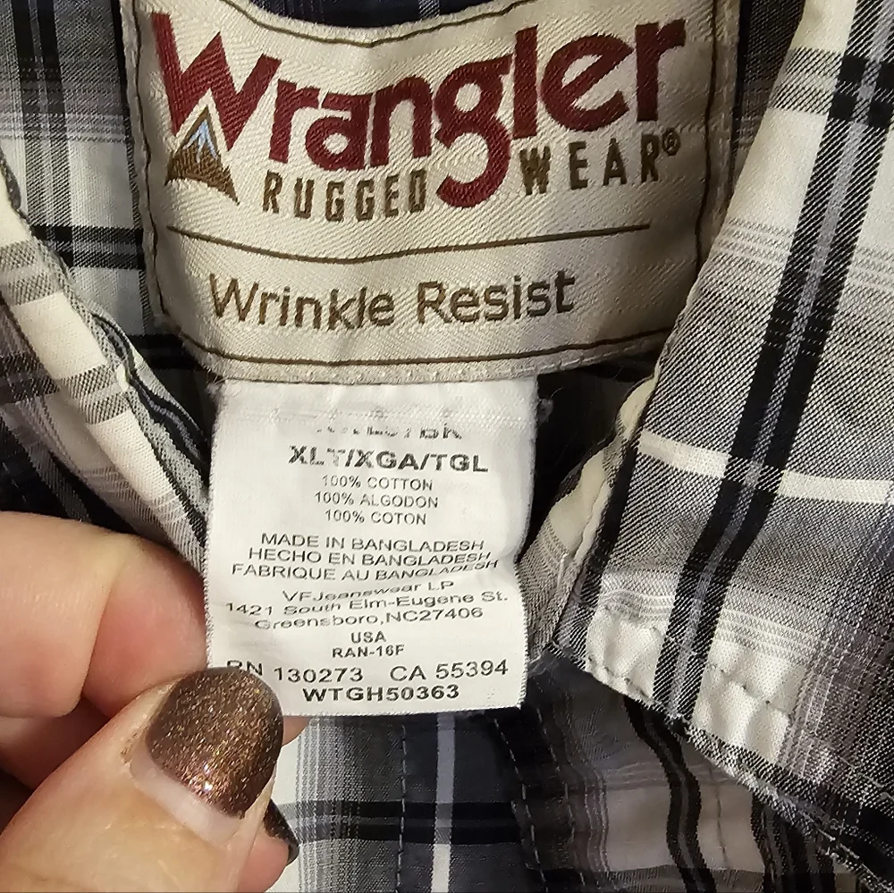 Wrangler Men's Black and White Checkered Shirt Gently Used - Picture 2 of 6